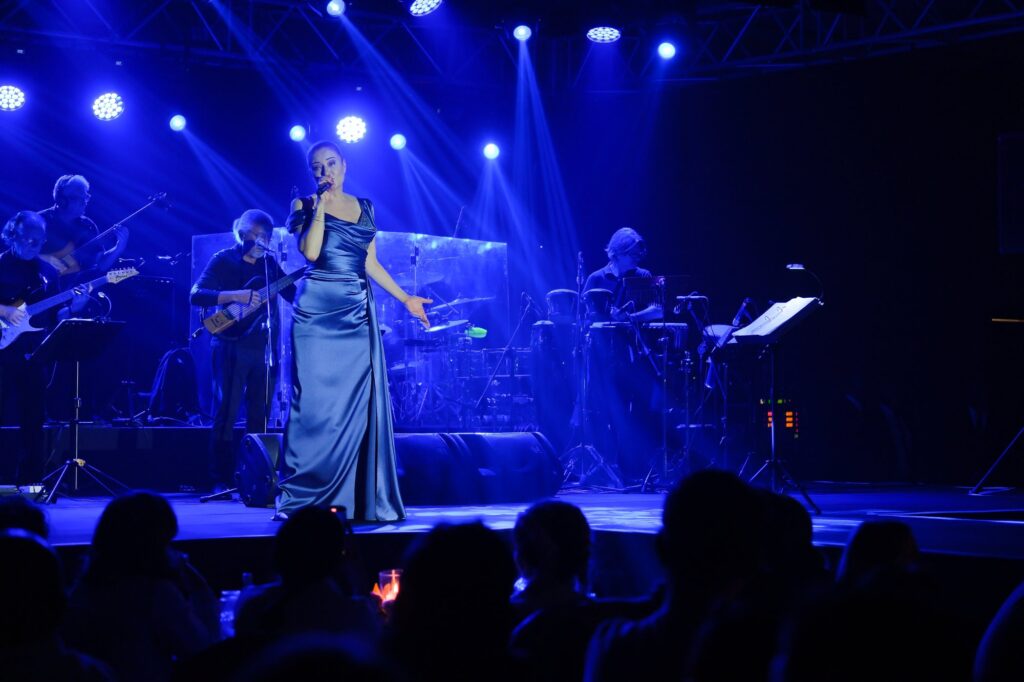Sahne ve Konser fotoğrafı: Candan Erçetin — Burak Karaboğa