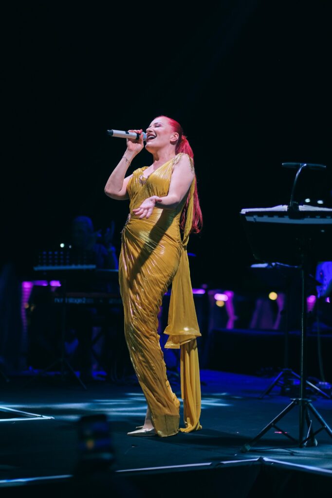 Sahne ve Konser fotoğrafı: Candan Erçetin — Burak Karaboğa