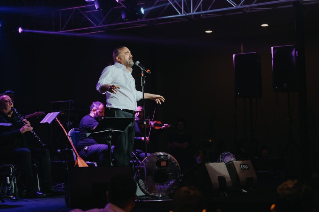Sahne ve Konser fotoğrafı: Volkan Konak — Burak Karaboğa
