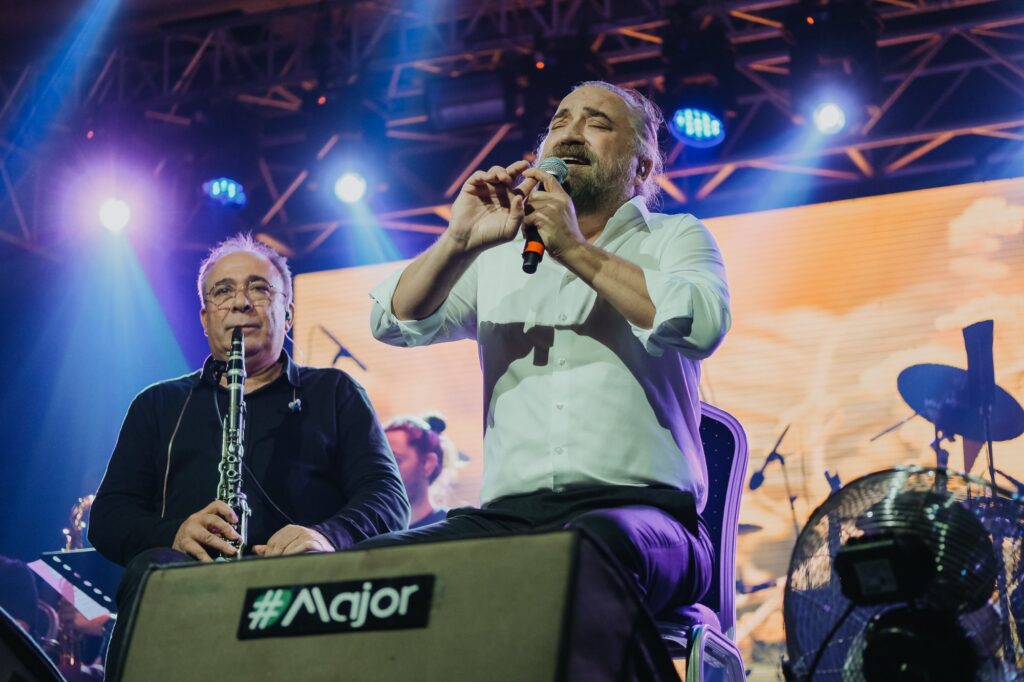 Sahne ve Konser fotoğrafı: Volkan Konak — Burak Karaboğa