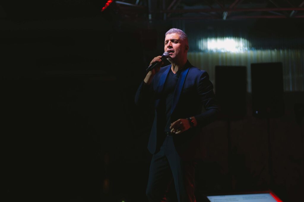 Sahne ve Konser fotoğrafı: Özcan Deniz — Burak Karaboğa