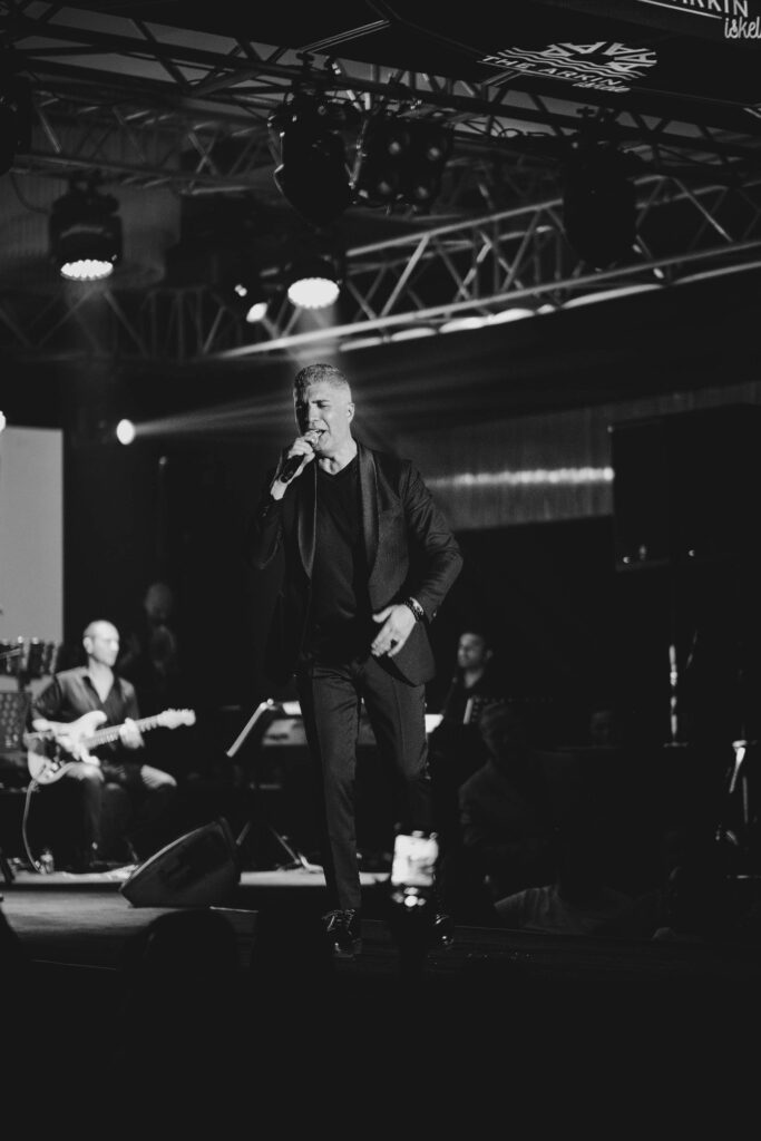 Sahne ve Konser fotoğrafı: Özcan Deniz — Burak Karaboğa