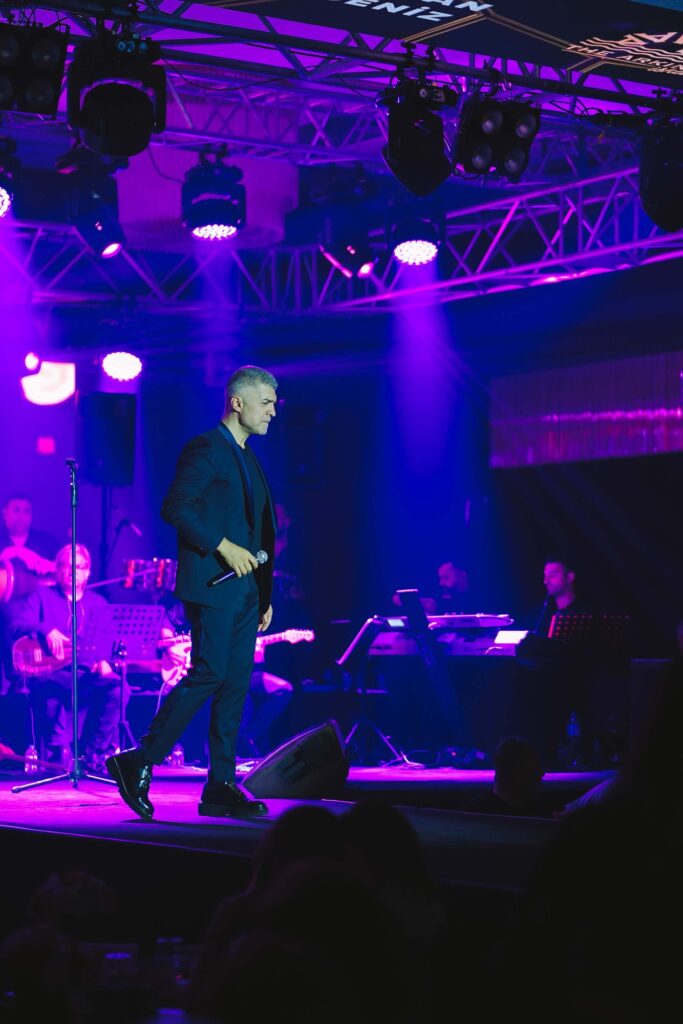 Sahne ve Konser fotoğrafı: Özcan Deniz — Burak Karaboğa