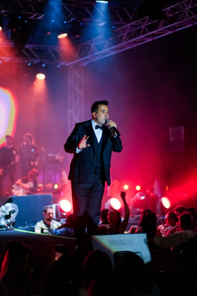 Sahne ve Konser fotoğrafı: Emrah — Burak Karaboğa